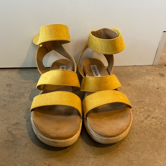 Yellow Steve Madden sandals - Picture 3 of 4